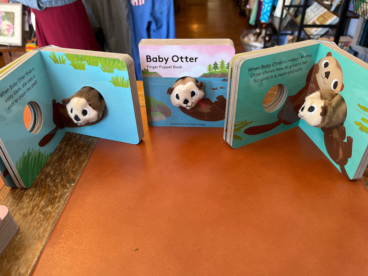 Baby Otter - Finger Puppet Book
